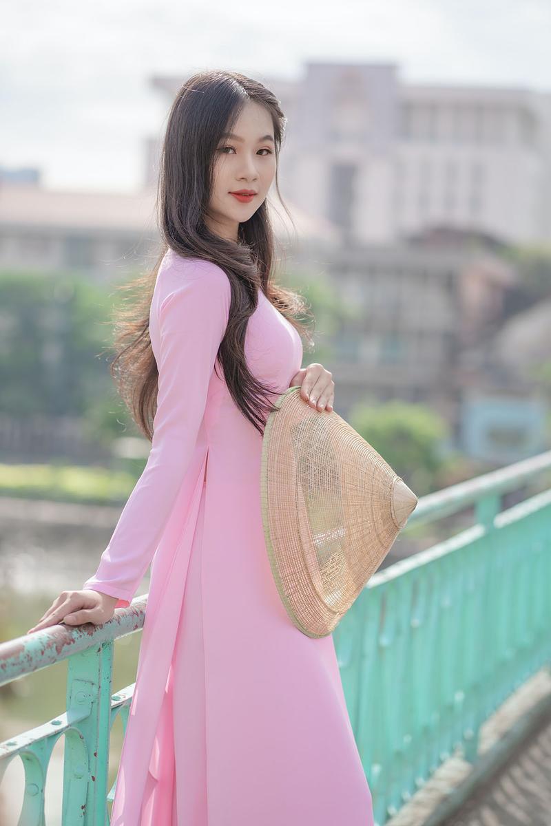 cc/越南街头奥黛美女,越南的服装女的叫奥黛男的叫什么